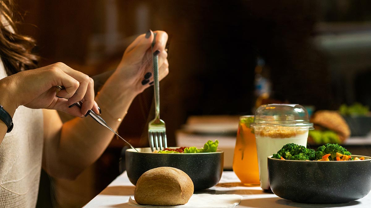 Healthy Eating Habits for Digital Nomads: Navigating Restaurants and Local Cuisine